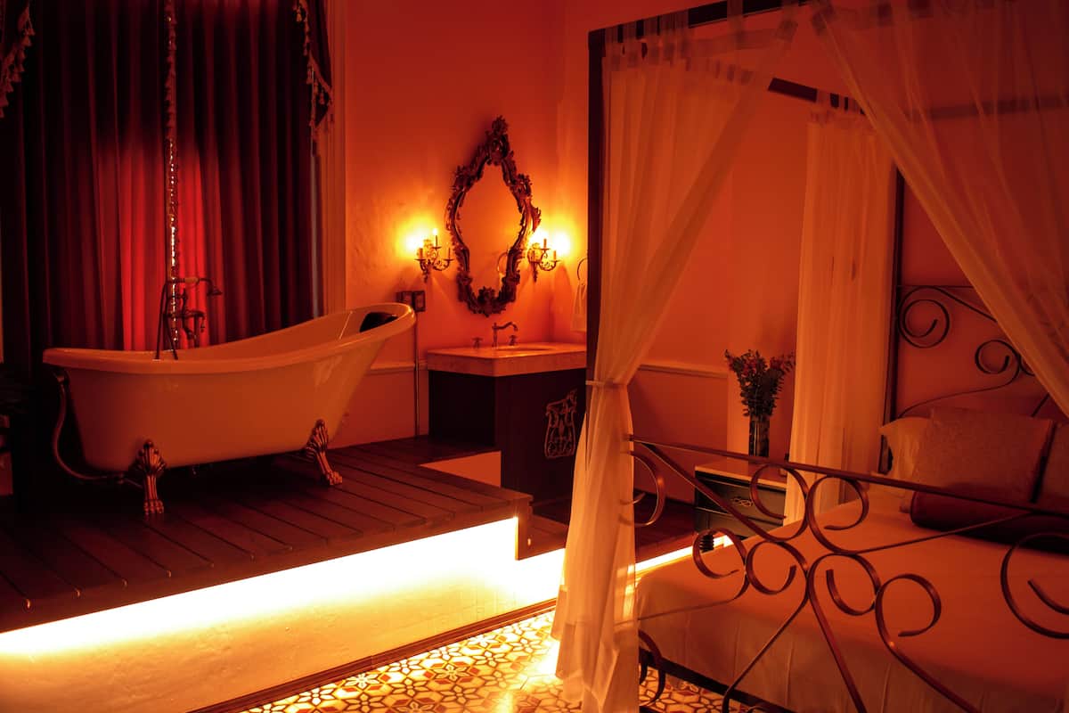 Deluxe suite, uitzicht op tuin | Een kluis op de kamer, een bureau, een laptopwerkplek