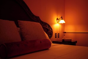 高級套房 | 客房內保險箱、書桌、筆電工作空間、熨斗/熨衣板