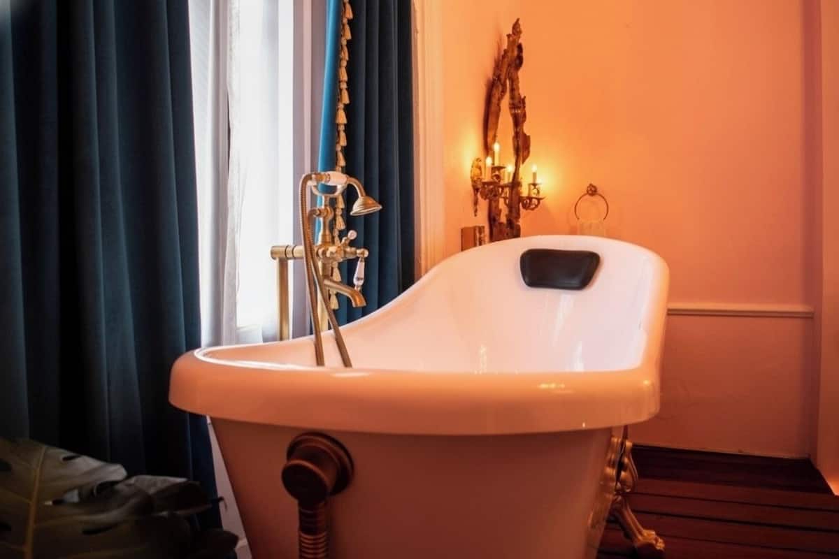 Deluxe suite | Badkamer | Een haardroger, handdoeken, zeep, shampoo