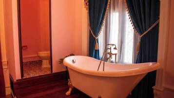 Deluxe suite | Badkamer | Een haardroger, handdoeken, zeep, shampoo