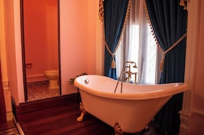 Deluxe suite | Badkamer | Een haardroger, handdoeken, zeep, shampoo