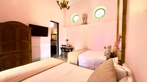 Family Suite | In-room safe, desk, laptop workspace, iron/ironing board - La Casa Rosa Imperial (Mérida)