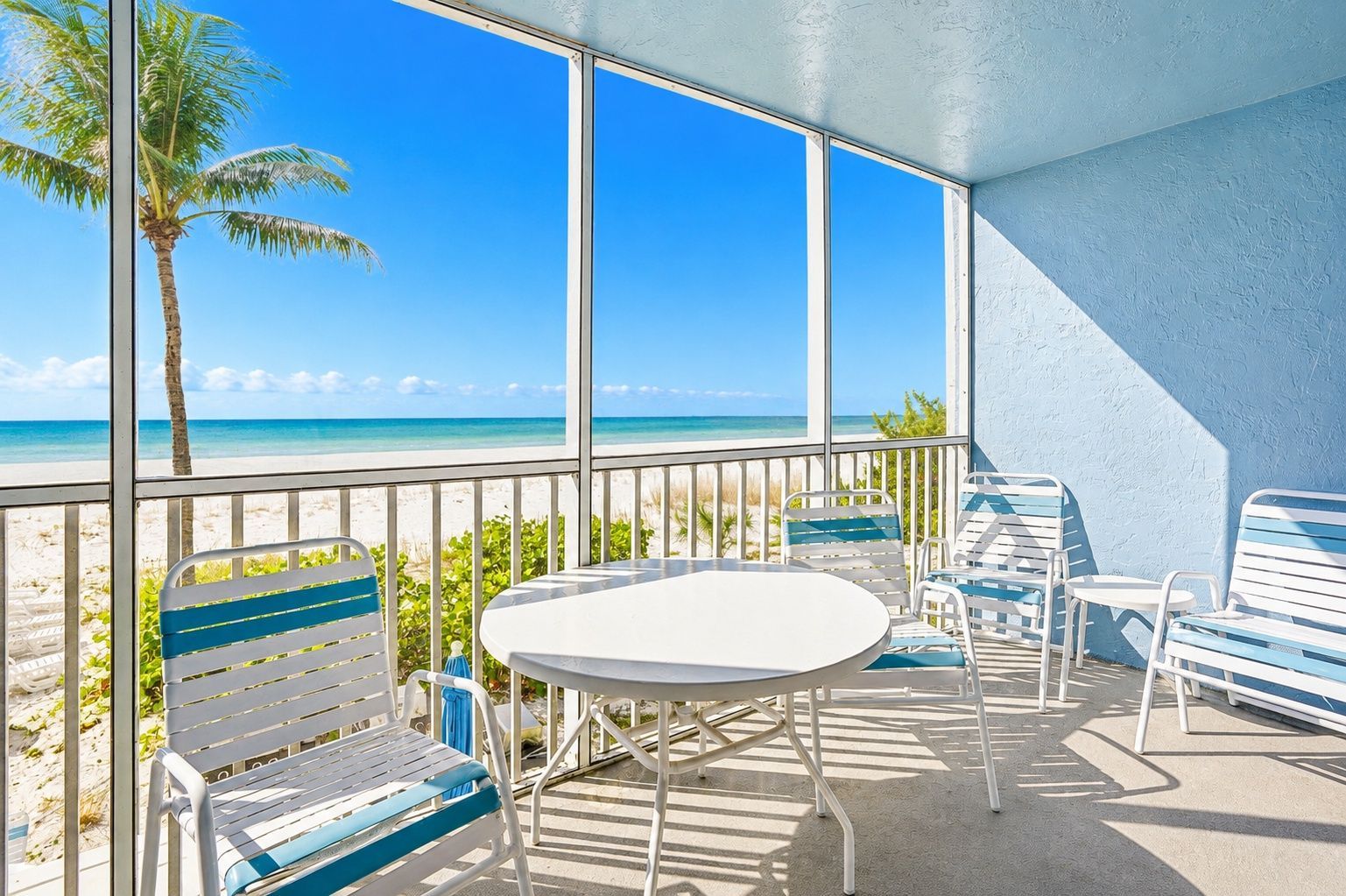Ein überdachter Außenbereich mit Blick auf den Strand und das Meer.