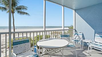 Deluxe appartement, uitzicht op zee | Uitzicht op strand/zee