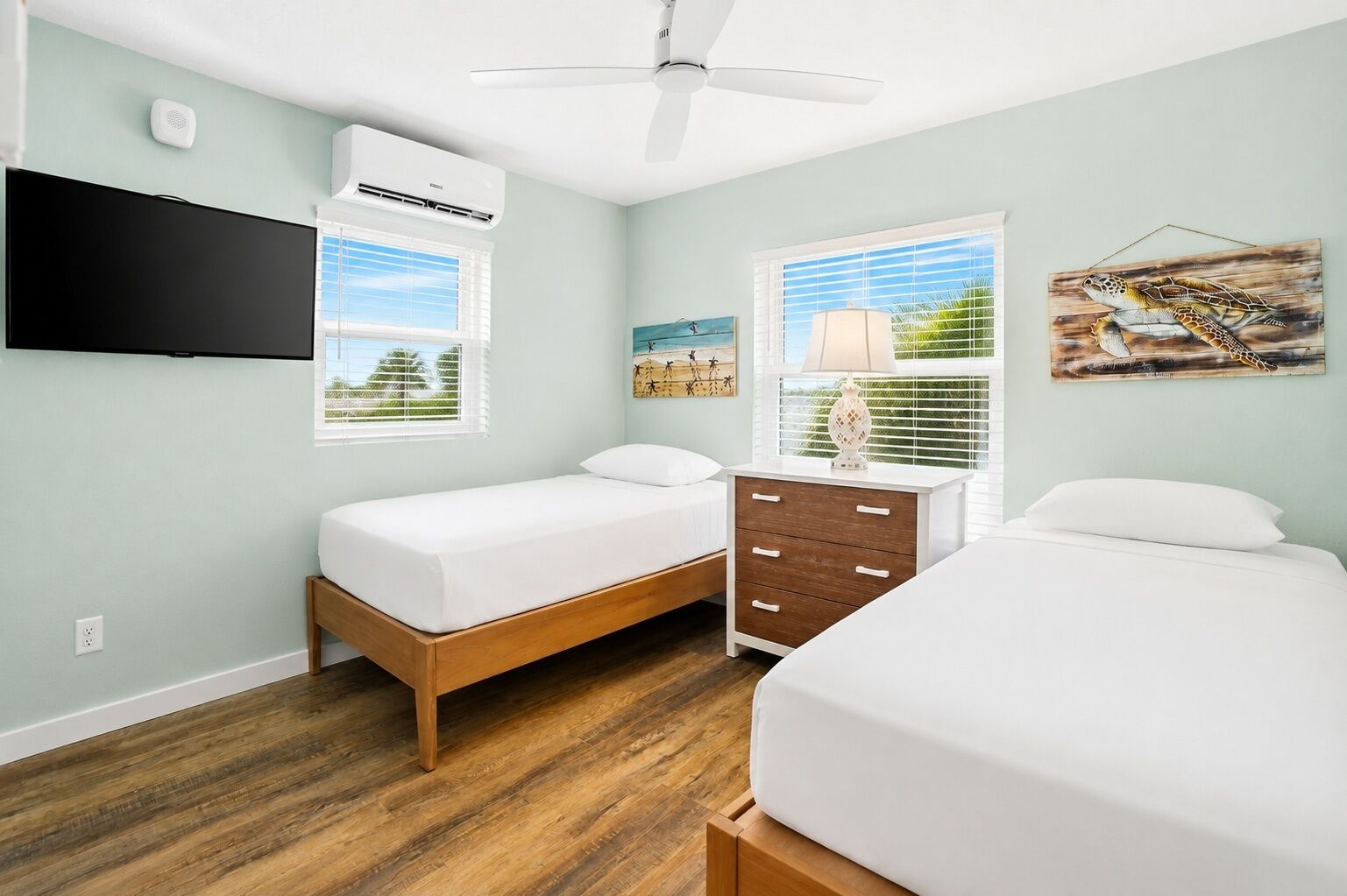 Condo Deluxe, 2 habitaciones, vista al océano | Espacio para trabajar con laptop y tabla de planchar con plancha 