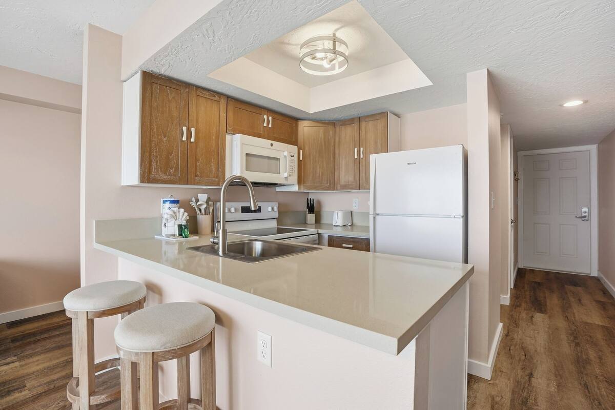 Condo Deluxe, vista al océano | Cocina privada | Refrigerador con congelador, microondas, horno y parrilla de estufa