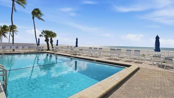 Außenpool, Sonnenschirme, Liegestühle