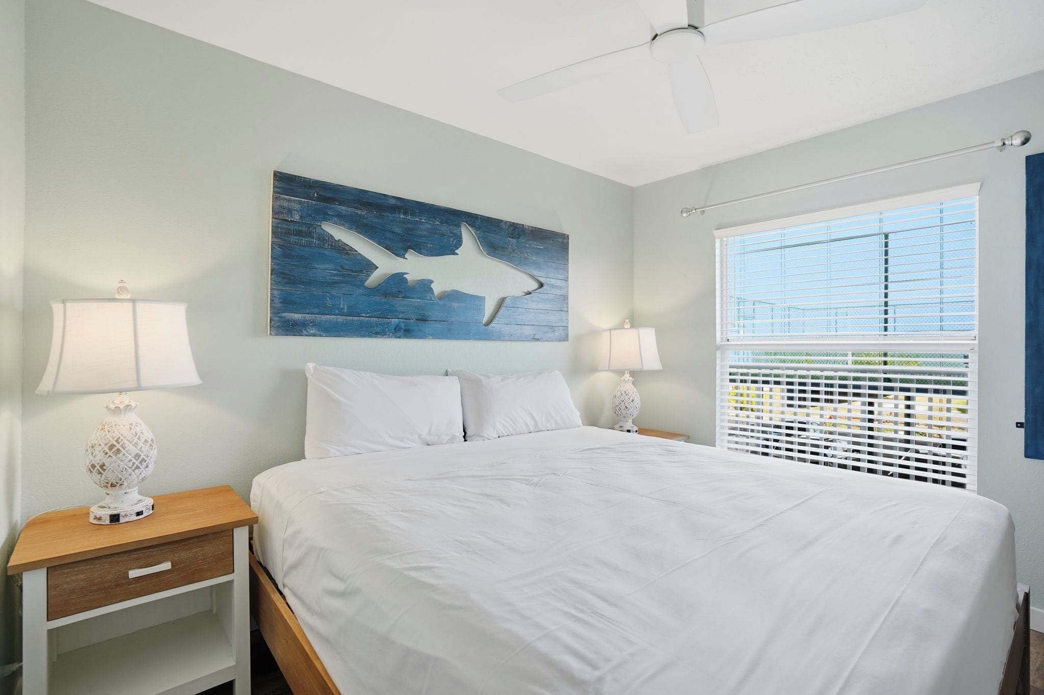 Espacio para trabajar con laptop y tabla de planchar con plancha 