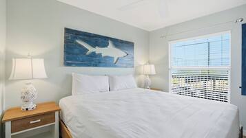 Espacio para trabajar con laptop y tabla de planchar con plancha