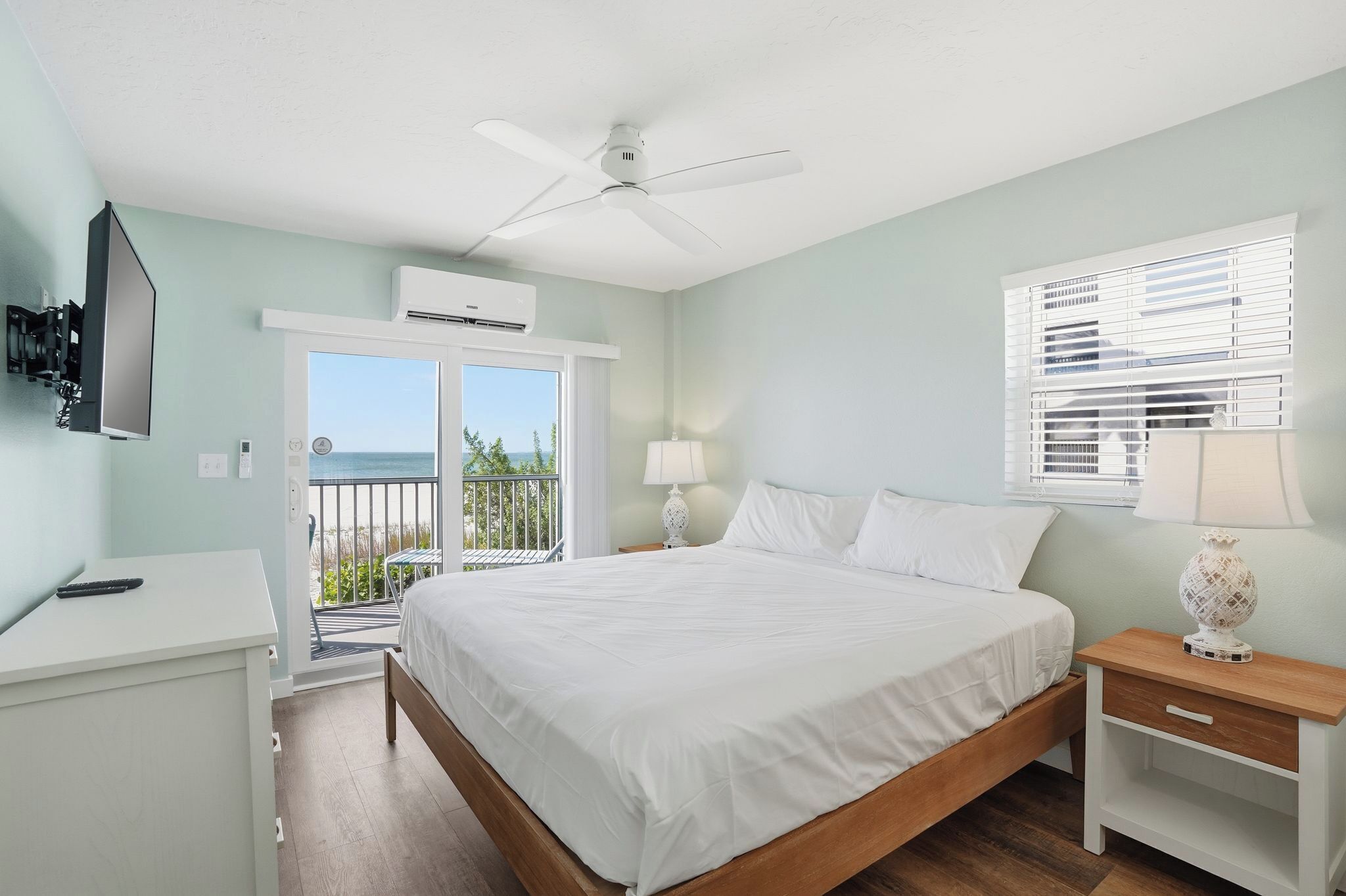 مساحة عمل للكمبيوتر المحمول ومكواة/لوح كي وواي فاي مجانًا