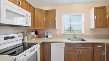 Appartamento Deluxe, 2 camere da letto, vista oceano | Cucina privata | Frigorifero con congelatore, microonde, forno, piano cottura