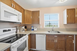 Deluxe Condo, 2 Bedrooms, Ocean View | Private kitchen | Full-size fridge, microwave, oven, stovetop
