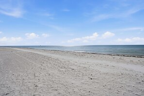 On the beach, sun-loungers, beach volleyball - Windward Passage Resort (Fort Myers Beach)