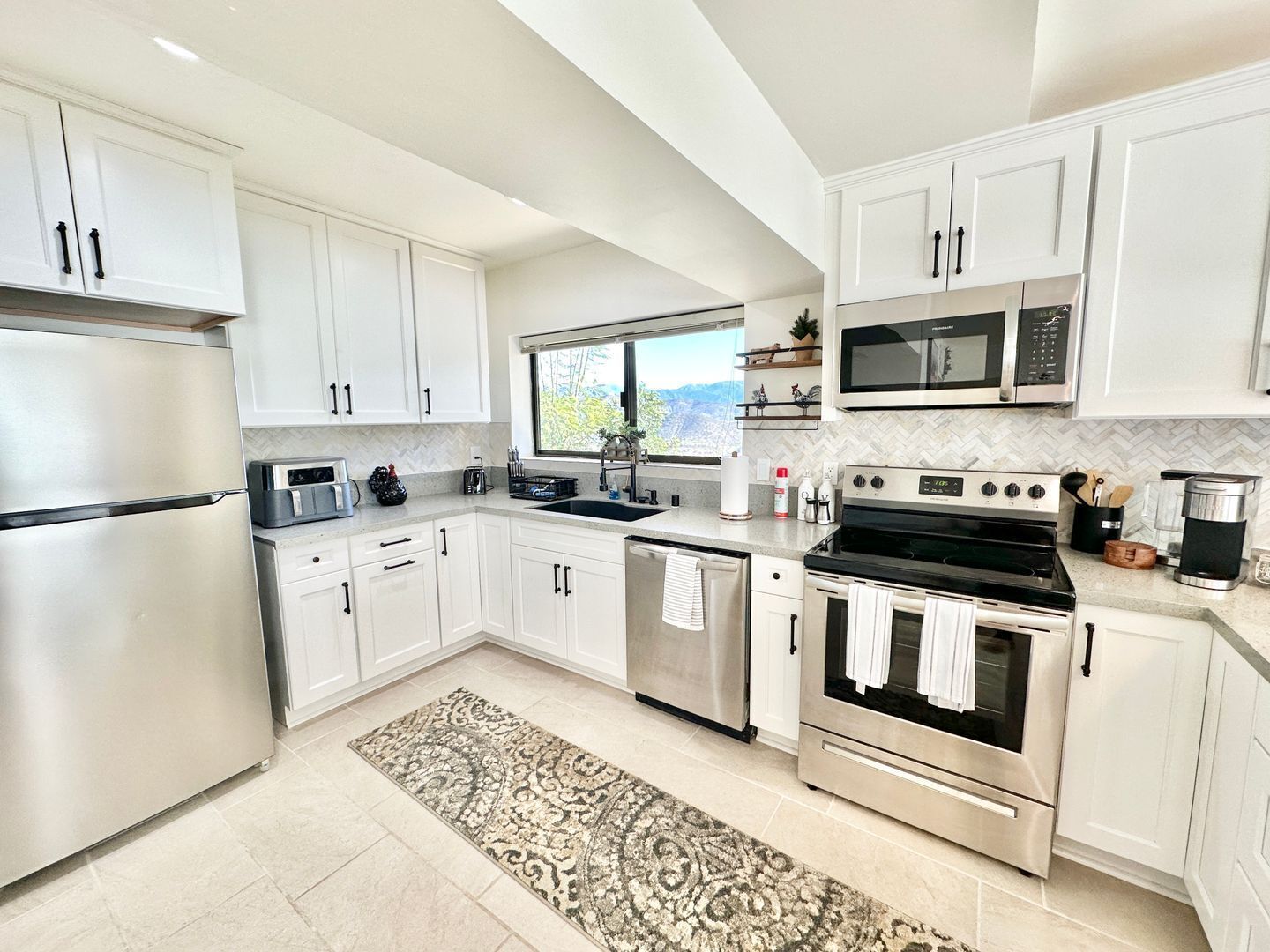 Een koelkast, een microgolfoven, een oven, een kookplaat