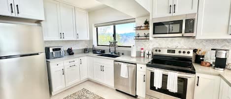 Een koelkast, een microgolfoven, een oven, een kookplaat