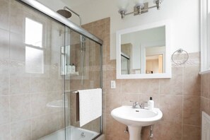 Shower, hair dryer, towels - Family-Friendly 4BR/2.5BA near GG Park w/parking (San Francisco)