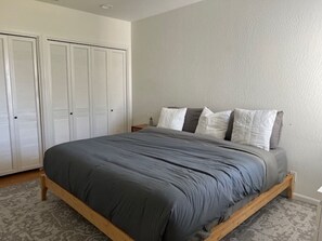 4 bedrooms, iron/ironing board, travel cot, WiFi - Family-Friendly 4BR/2.5BA near GG Park w/parking (San Francisco)