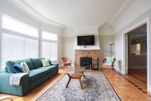 TV - Family-Friendly 4BR/2.5BA near GG Park w/parking (San Francisco)