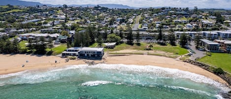 Una spiaggia nelle vicinanze