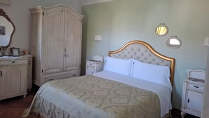 A bedroom with a bed, nightstands, a dresser, and a wardrobe. - 4 minutes from the historic center of Ostuni Family apartment with swimming pool (Ostuni)