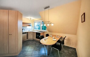 Fridge, microwave, stovetop, dishwasher - 1 bedroom pet friendly apartment in Röbel (Röbel)