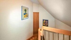 A staircase with wooden handrails and a wooden door at the top. - 1 bedroom pet friendly apartment in Röbel (Röbel)
