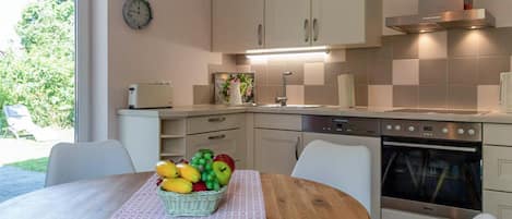 ثلاجة، موقد طهي مسطح، غسالة أطباق، ماكينة لصنع القهوة/الشاي