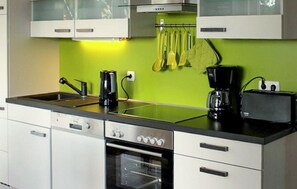 Fridge, microwave, stovetop, dishwasher - Lovely apartment in Röbel with sauna (Röbel)