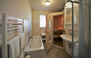 Bathroom - Amazing apartment in Röbel with sauna (Röbel)