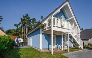 A two-story house with a balcony and a staircase leading to the upper floor. - Lovely apartment in Röbel with sauna (Röbel)