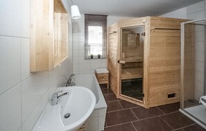 Bathroom - Lovely apartment in Röbel with sauna (Röbel)