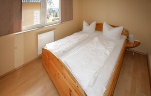 1 bedroom, free WiFi - Stunning apartment in Röbel with lake view (Röbel)