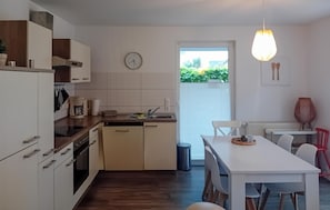 Coffee/tea maker, fridge, microwave, stovetop - Pet friendly apartment in Röbel with sauna (Röbel)