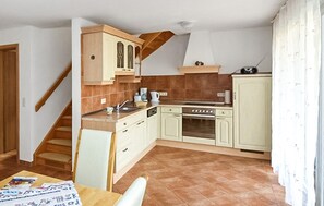 Fridge, microwave, stovetop, dishwasher - Amazing apartment in Röbel with house a panoramic view (Röbel)