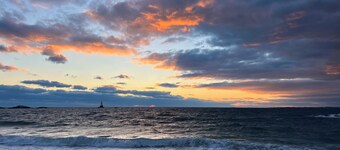 Fairytale 5-bedroom Arts & Crafts bungalow in peaceful Little Compton