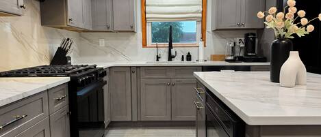 冷蔵庫、電子レンジ、オーブン、コンロ