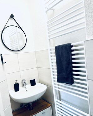 Dusche, Haartrockner, Handtücher, Seife