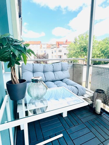 Modern furnished apartment with balcony close to the city center
