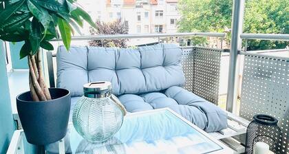 Modern furnished apartment with balcony close to the city center