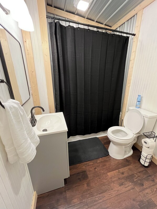 Toalhas de banho, papel higiênico