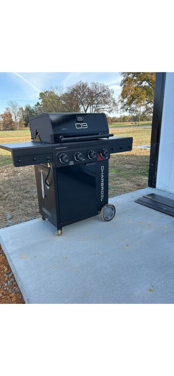 A black outdoor grill with a digital display, labeled "Performance" and "Harbor Oil," on a concrete platform. - Tranquil charming Tiny House in Clinton (Clinton)