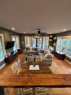 Televisión y chimenea 