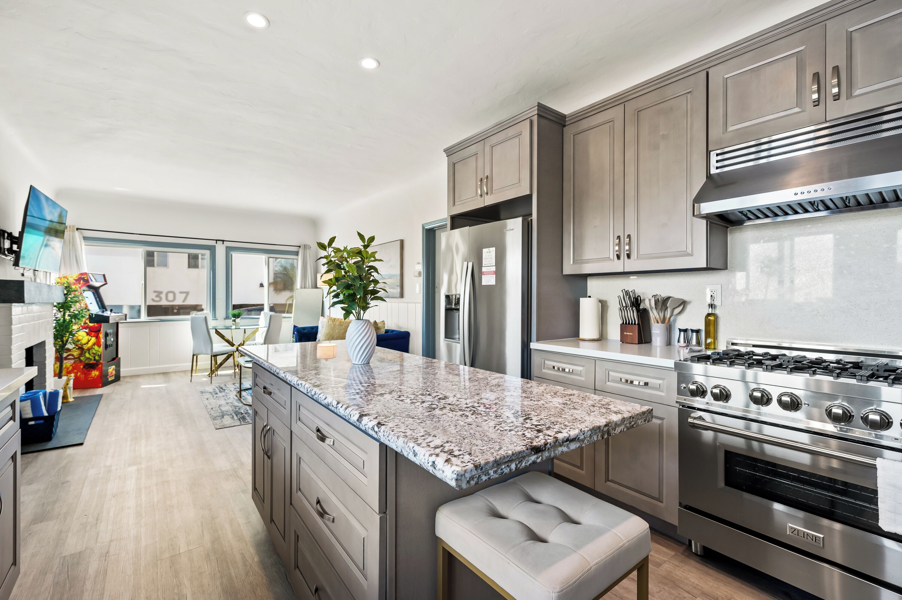 Kjøleskap, mikrobølgeovn, ovn og kokeplater