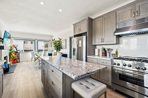 Réfrigérateur, micro-ondes, four, plaque de cuisson