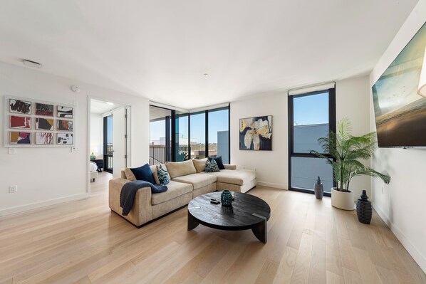 Smart TV - The Sapphire Nest One Acre Rooftop Pool Gym BBQ (Santa Monica)