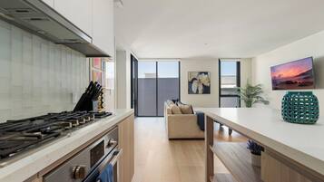 Réfrigérateur, micro-ondes, four, plaque de cuisson