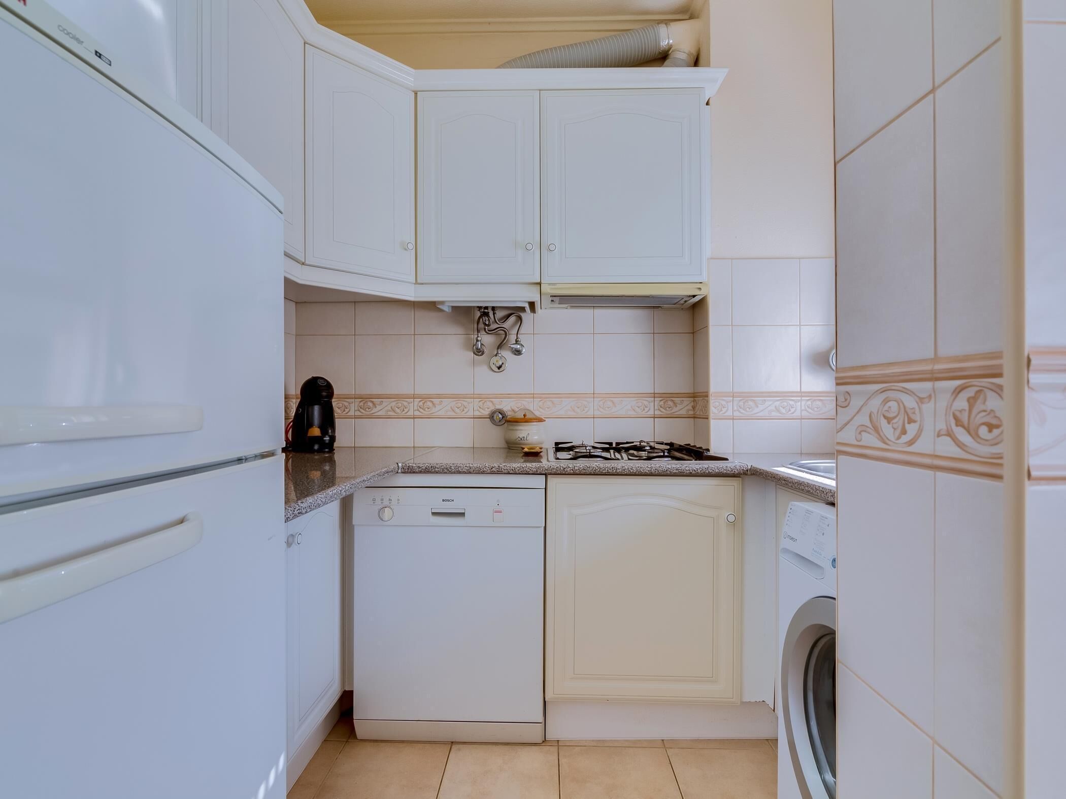 Kjøleskap, mikrobølgeovn, kaffetrakter/tekoker og brødrister