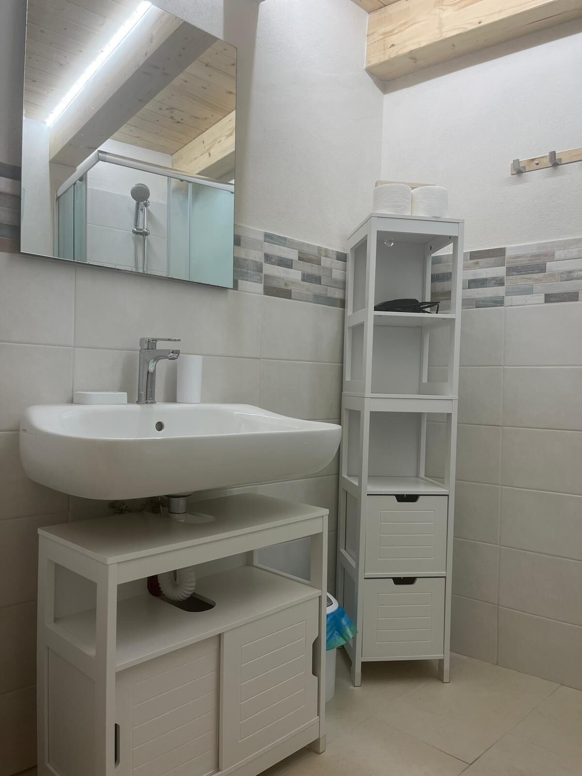 Sèche-cheveux, serviettes fournies, savon, papier toilette