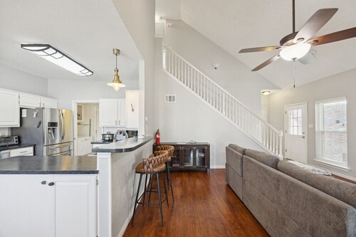 Cozy Lewisville Getaway