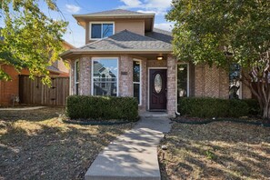 Exterior - Cozy Lewisville Getaway (Lewisville)